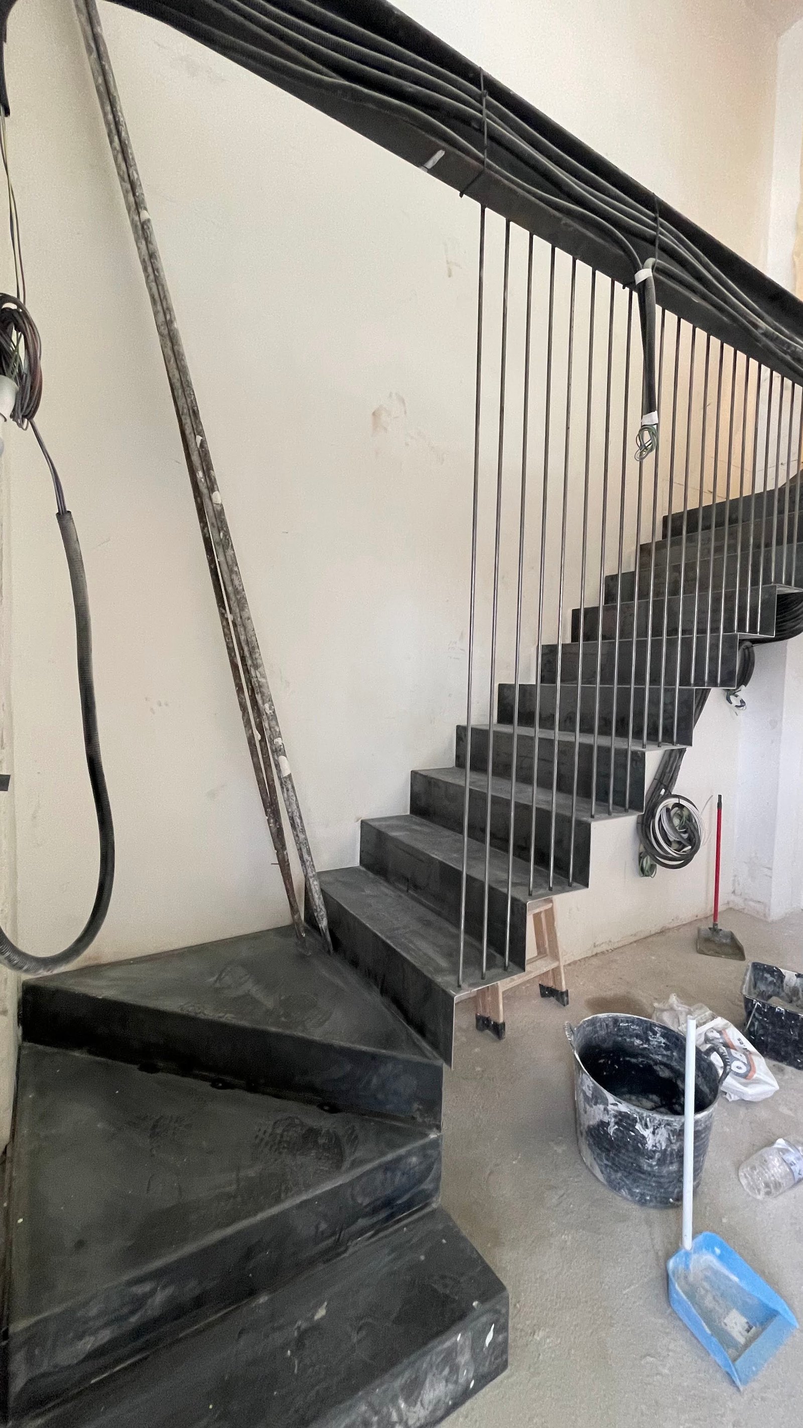 La escalera metálica durante la obra