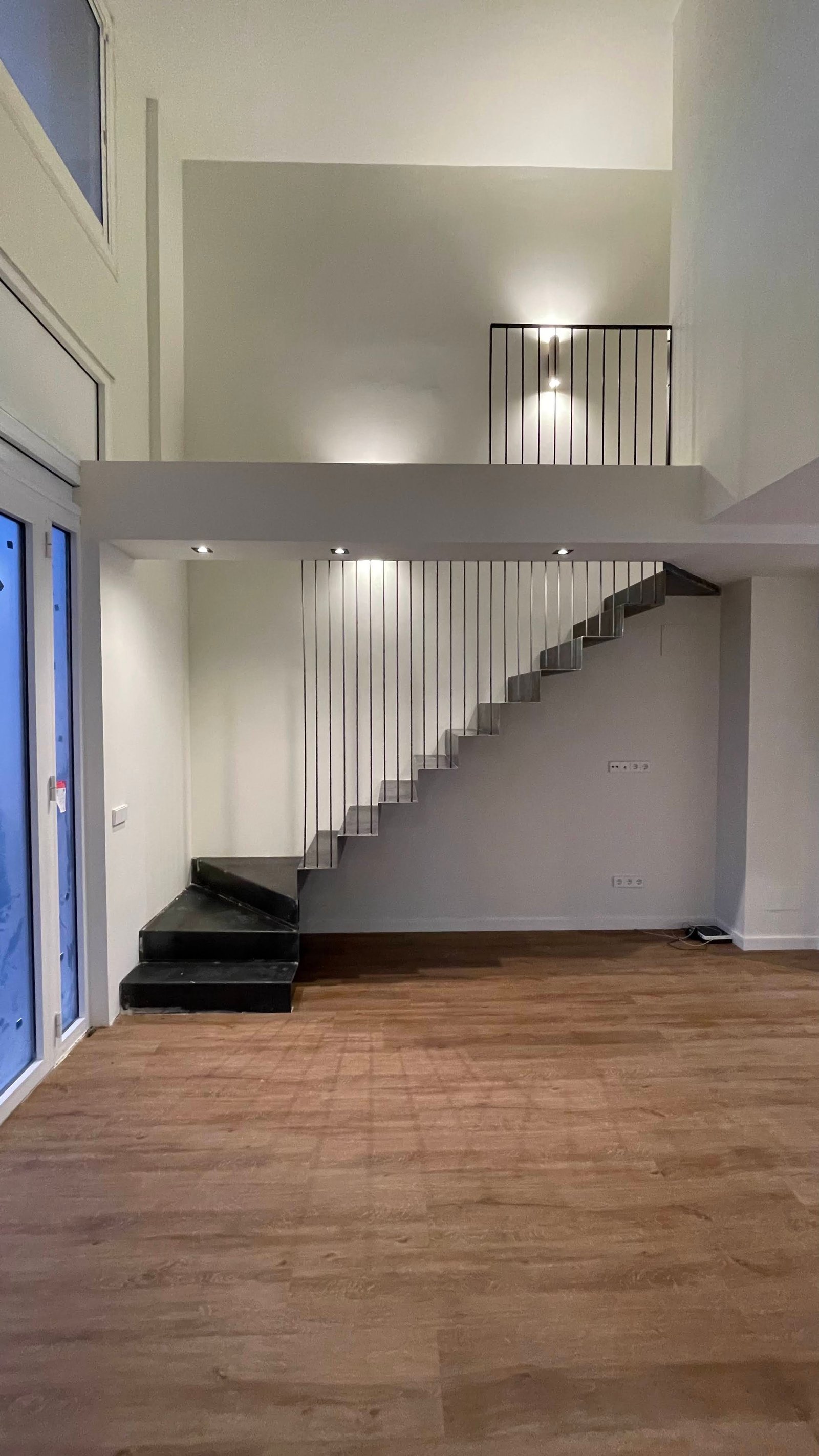La escalera metálica terminada a doble altura